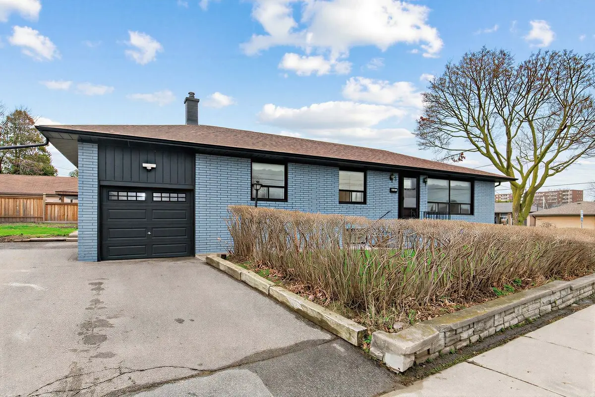 2 Del Ria RD, Toronto W04, ON M6L 1M1