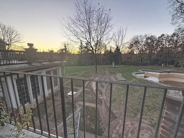 19 Powder Hill Rd, Saddle River Boro, NJ 07458