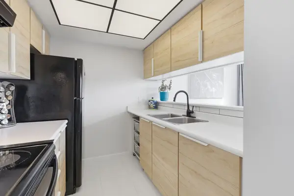 75 ELLEN ST #1102, Barrie, ON L4N 7R6