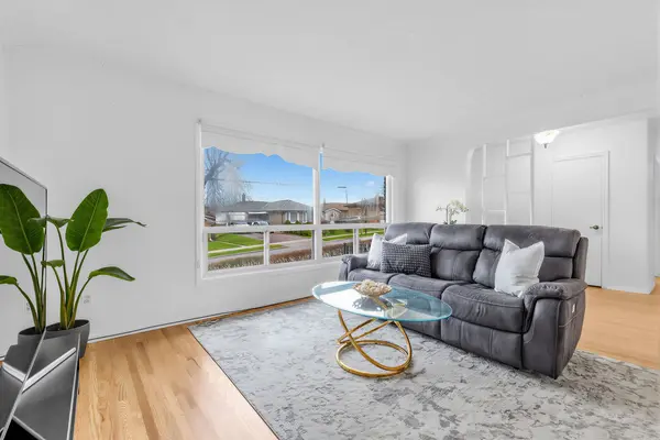 2 Del Ria RD, Toronto W04, ON M6L 1M1