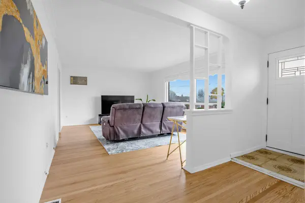 2 Del Ria RD, Toronto W04, ON M6L 1M1