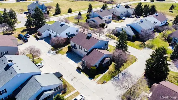 15913 N Franklin DR, Clinton Charter Township, MI 48038