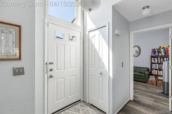 405 Ravencrest LN, Westland, MI 48185