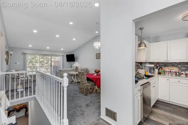 405 Ravencrest LN, Westland, MI 48185