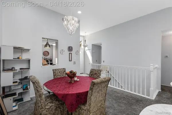 405 Ravencrest LN, Westland, MI 48185