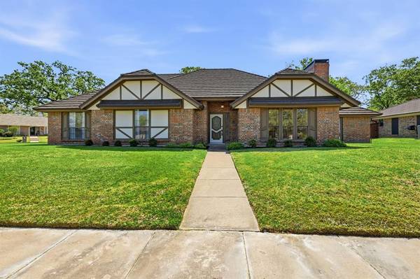 716 Sugar Tree Court,  Bedford,  TX 76021