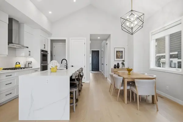 408 Crestridge Common SW, Calgary, AB T3B 6J5