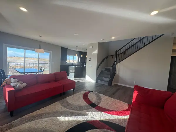 200 Lucas GDNS NW, Calgary, AB T3P2R8