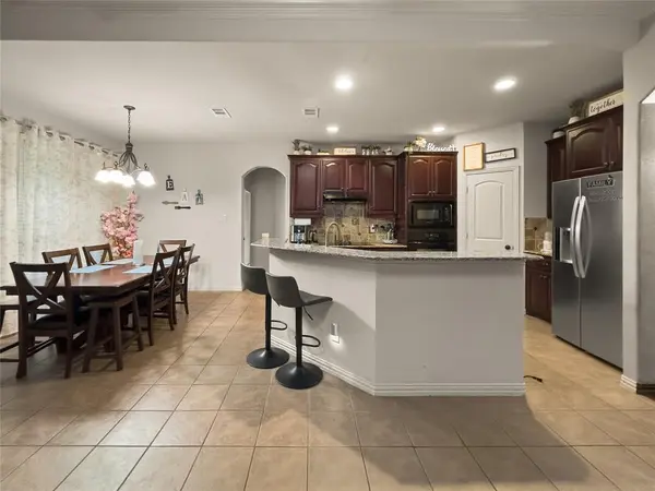 5801 Mira Lago Lane, Arlington, TX 76017