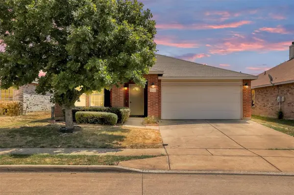 321 Silver Lake Trail, Fort Worth, TX 76140