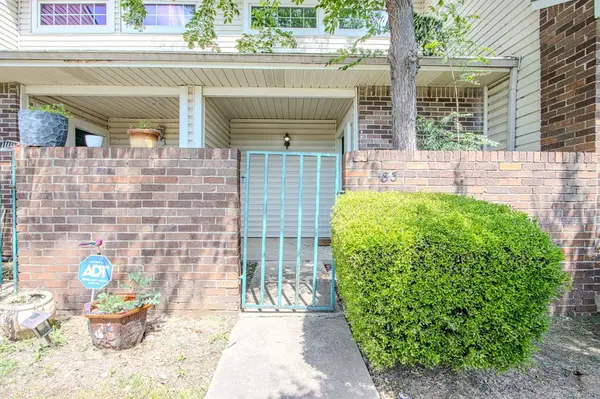 831 Creekside Drive, Lewisville, TX 75067