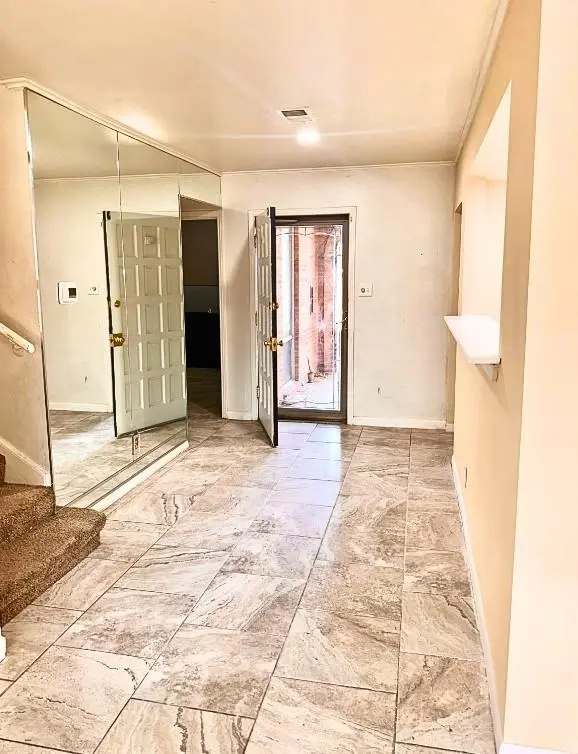 556 E Avenue J #B, Grand Prairie, TX 75050