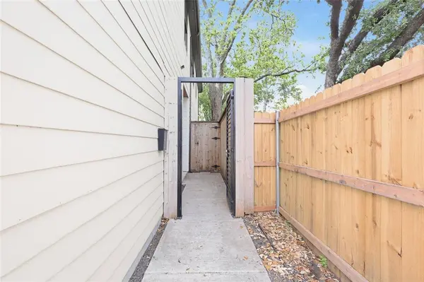 1005 Mount Auburn Avenue, Dallas, TX 75223