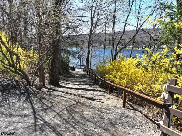 56 E Shore Trl, Sandyston Twp., NJ 07826