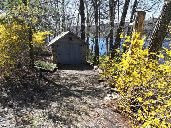 56 E Shore Trl, Sandyston Twp., NJ 07826