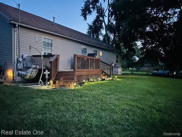 343 Bates LN, Frenchtown Township, MI 48162