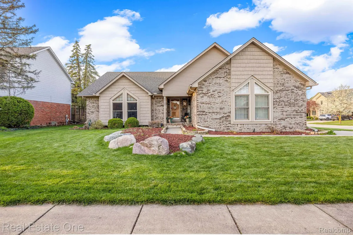 20185 BAYFIELD DR, Clinton Charter Township, MI 48038