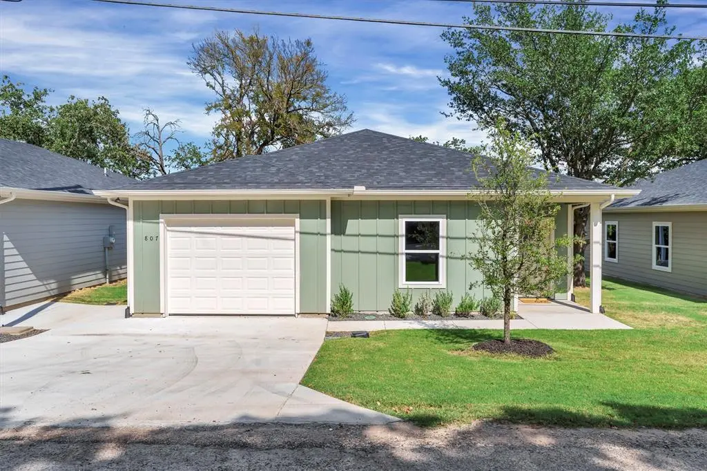 807 Branding Iron Trail, Granbury, TX 76049