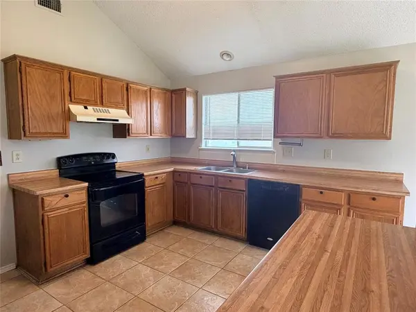 6709 Pecanwood Drive, Arlington, TX 76001