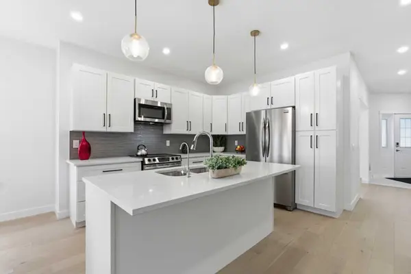 103 Oakmere GN, Chestermere, AB T1X 1N4