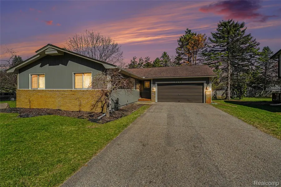 5238 Kristi LN, Commerce Charter Township, MI 48382