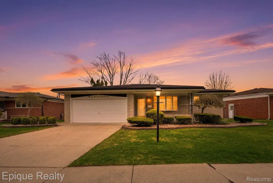 30214 Blossom LN, Warren, MI 48088