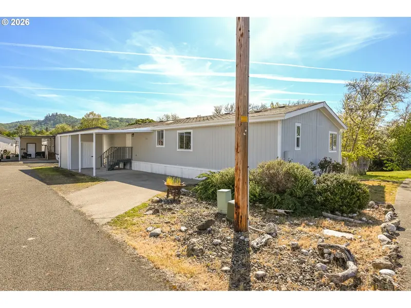 221 RIVER PLACE DR #117, Roseburg, OR 97471