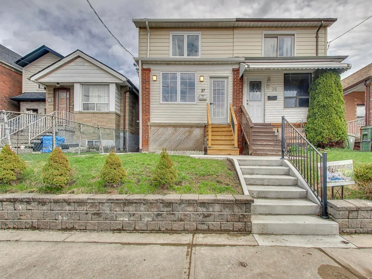 37 Gilbert AVE, Toronto W03, ON M6E 4W2