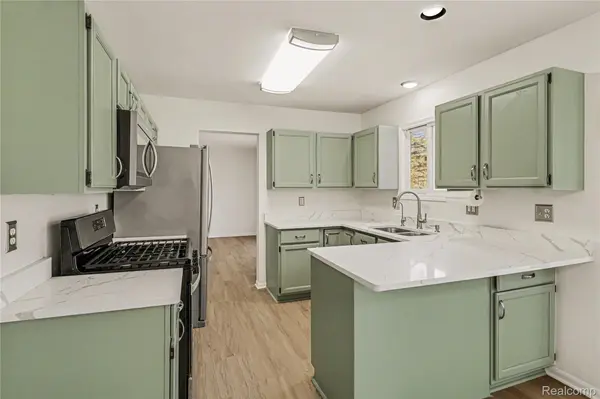 5238 Kristi LN, Commerce Charter Township, MI 48382