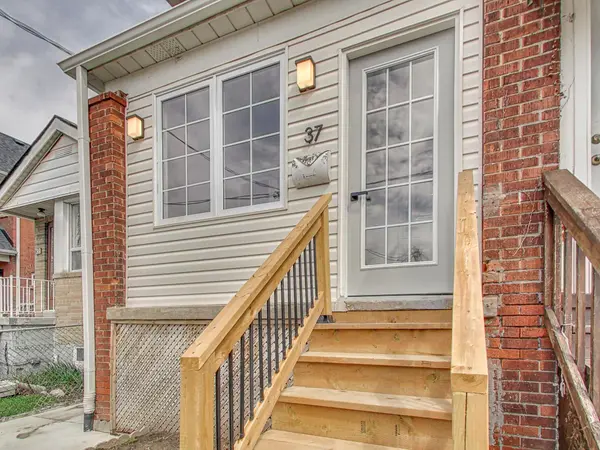 37 Gilbert AVE, Toronto W03, ON M6E 4W2