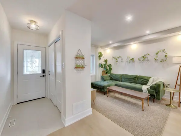 37 Gilbert AVE, Toronto W03, ON M6E 4W2