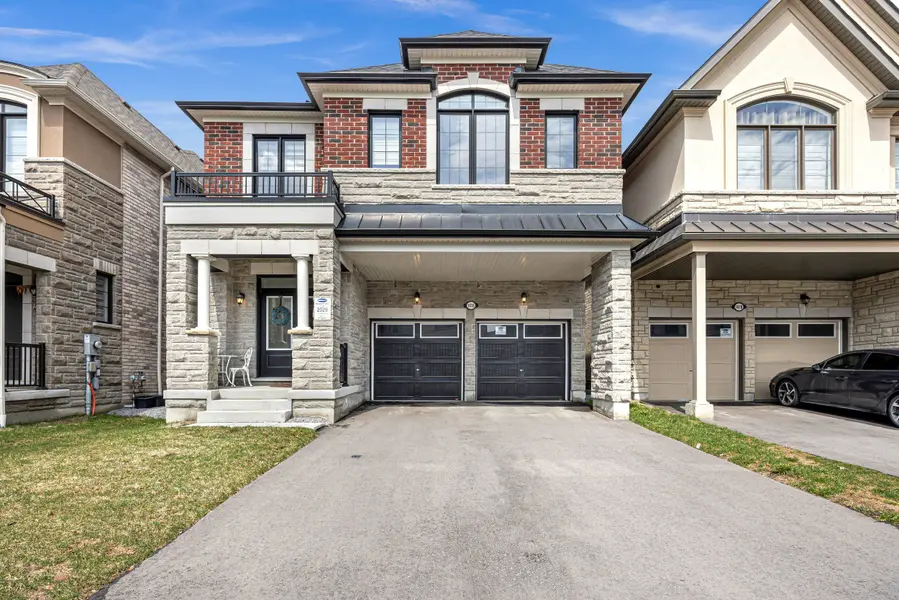 1416 Swallowtail LN, Pickering, ON L1X 0N8