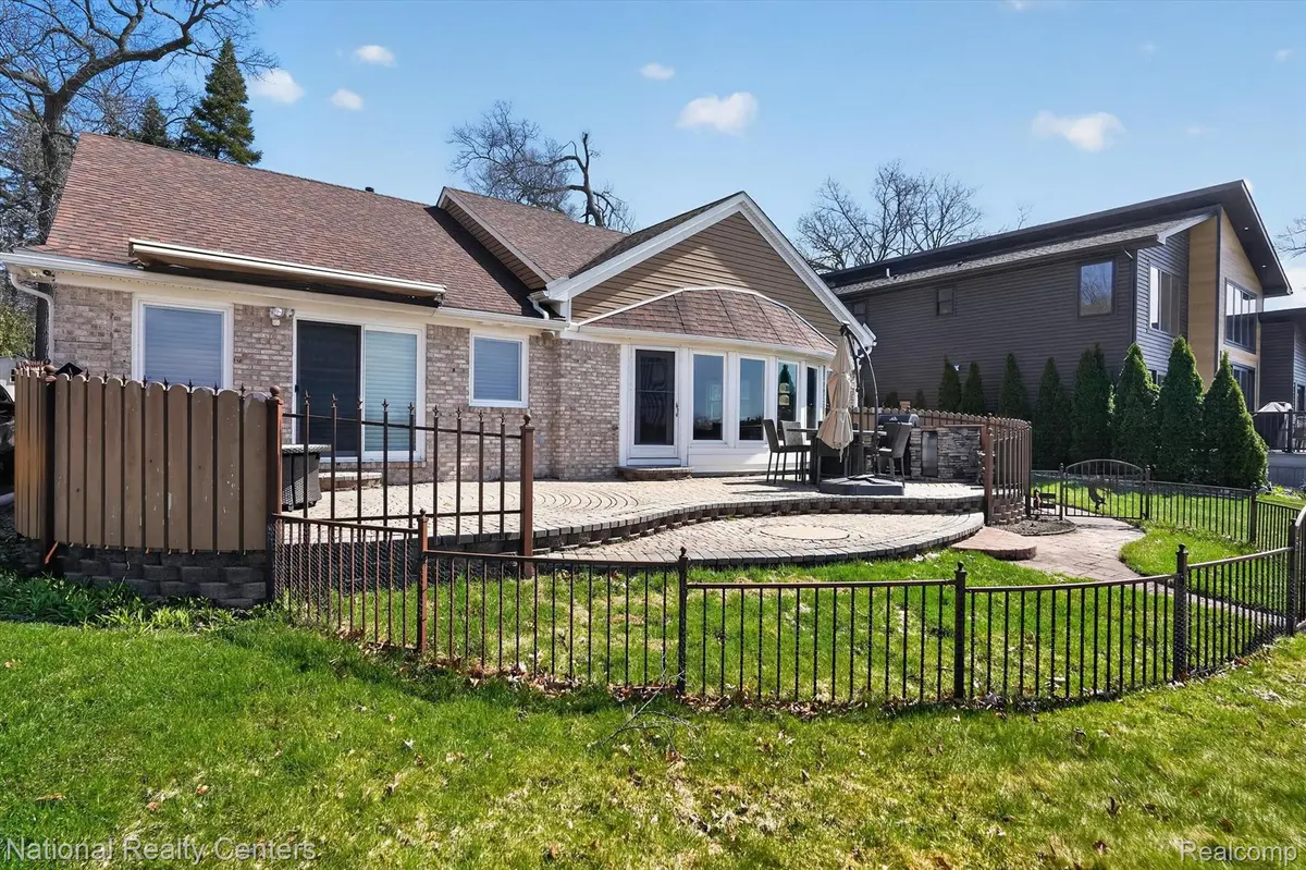 560 Black Oaks TRL, Howell, MI 48843