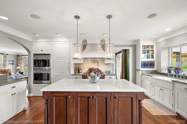 3648 Halla LN, Bloomfield Hills, MI 48301