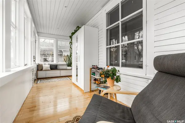 215 27th STREET W, Saskatoon, SK S7L 0J4