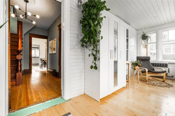 215 27th STREET W, Saskatoon, SK S7L 0J4