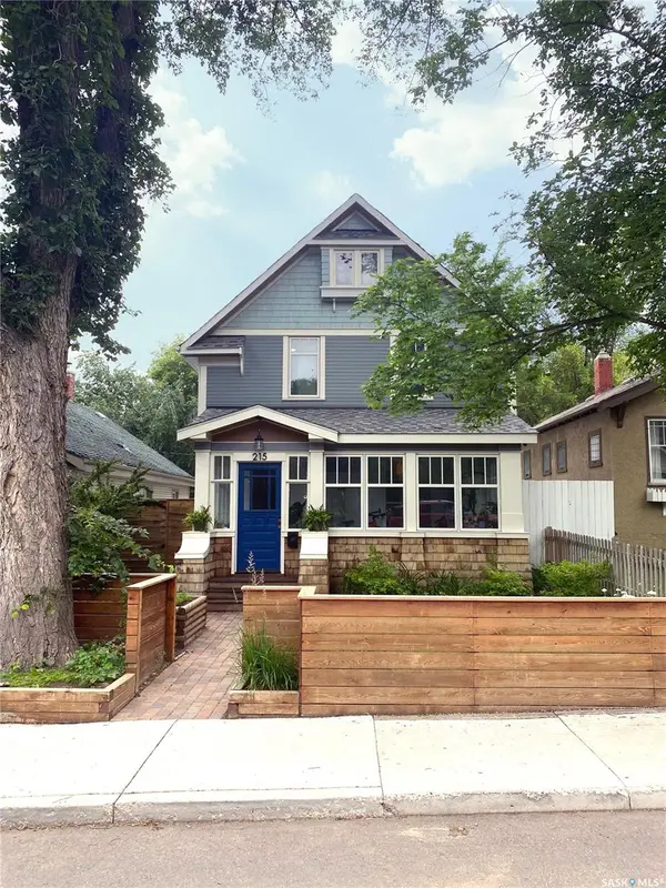 215 27th STREET W, Saskatoon, SK S7L 0J4