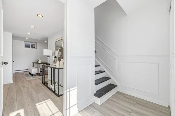 1270 Gainsborough DR #9, Oakville, ON L6H 2L2