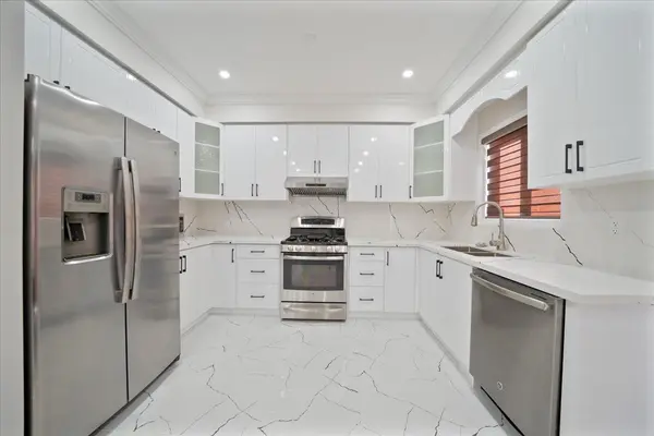 6 Bentgrass LN, Brampton, ON L7A 3K2