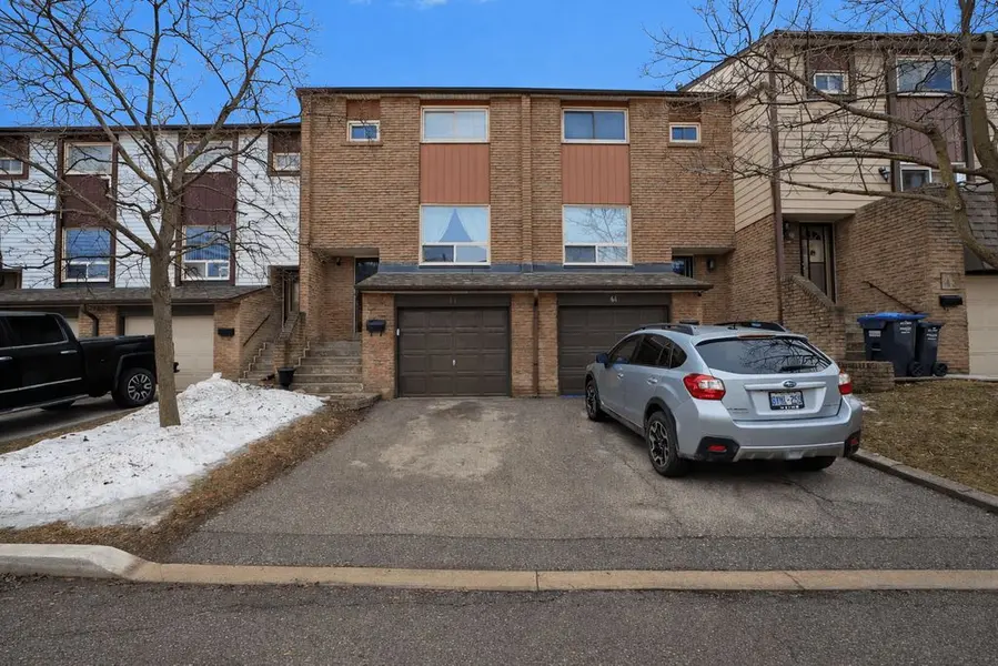 1221 Dundix RD #43, Mississauga, ON L4Y 3Y9