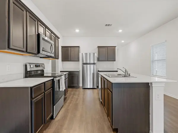 1041 Old Oaks Drive, Forney, TX 75126