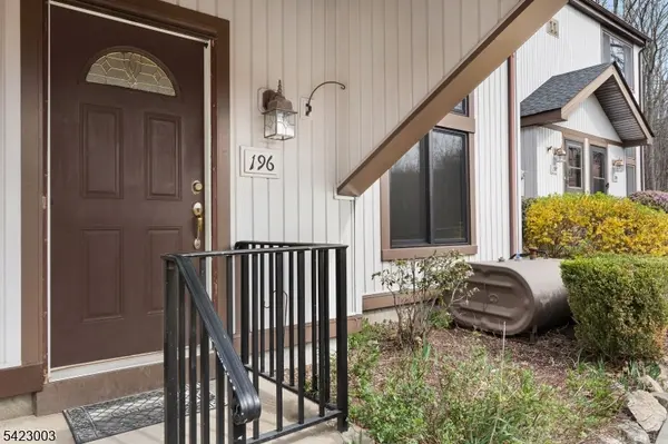 11196 Dell Pl, Stanhope Boro, NJ 07874