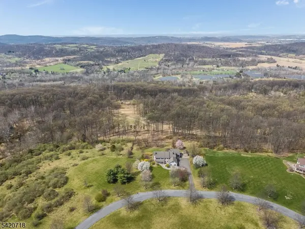 3 Norwich Ct, Holland Twp., NJ 08848