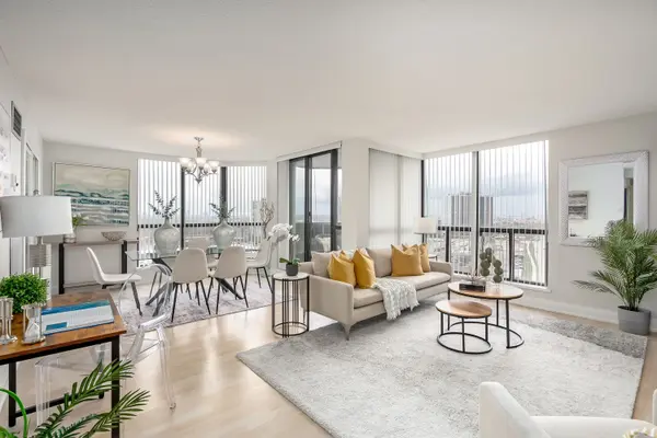 1155 Bough Beeches BLVD #909, Mississauga, ON L4W 4N2