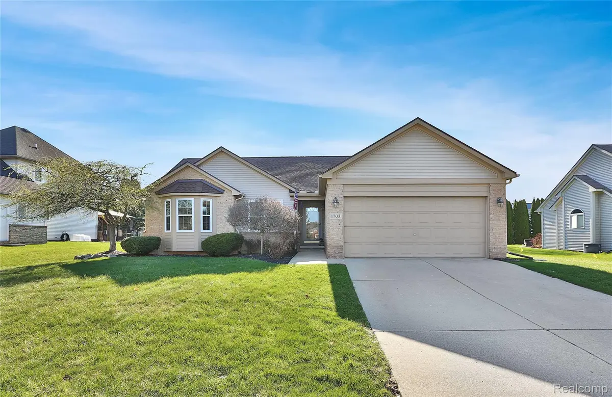 1703 Oak Squire LN, Howell, MI 48855