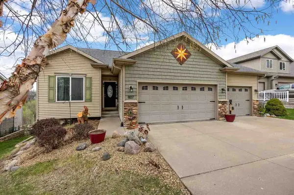 807 10th Avenue Place, Coralville, IA 52241