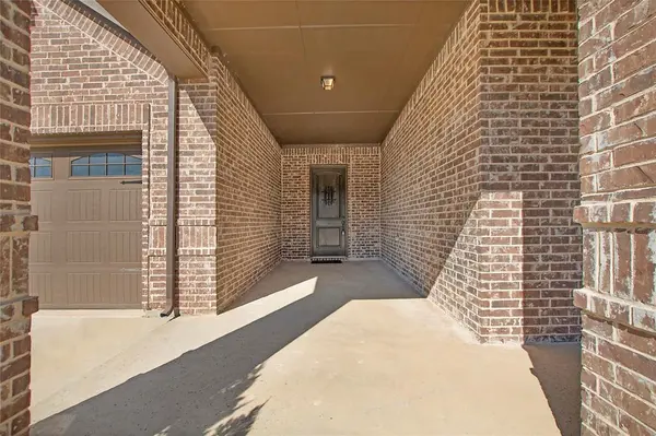 2811 Diamond Ridge Drive, Arlington, TX 76001