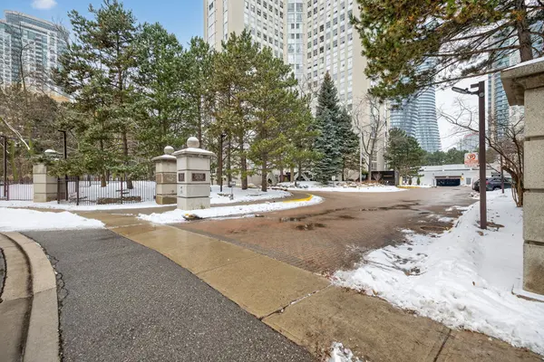 3650 Kaneff CRES #501, Mississauga, ON L5A 4A1