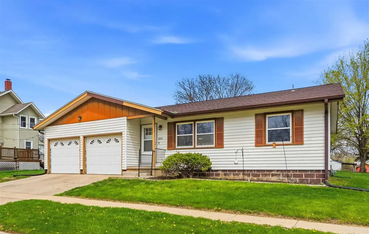 203 E Penn St, Williamsburg, IA 52361