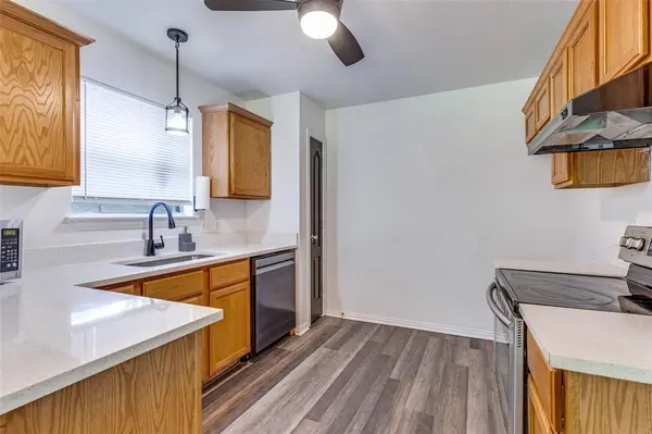 741 Oak Park Drive, Azle, TX 76020